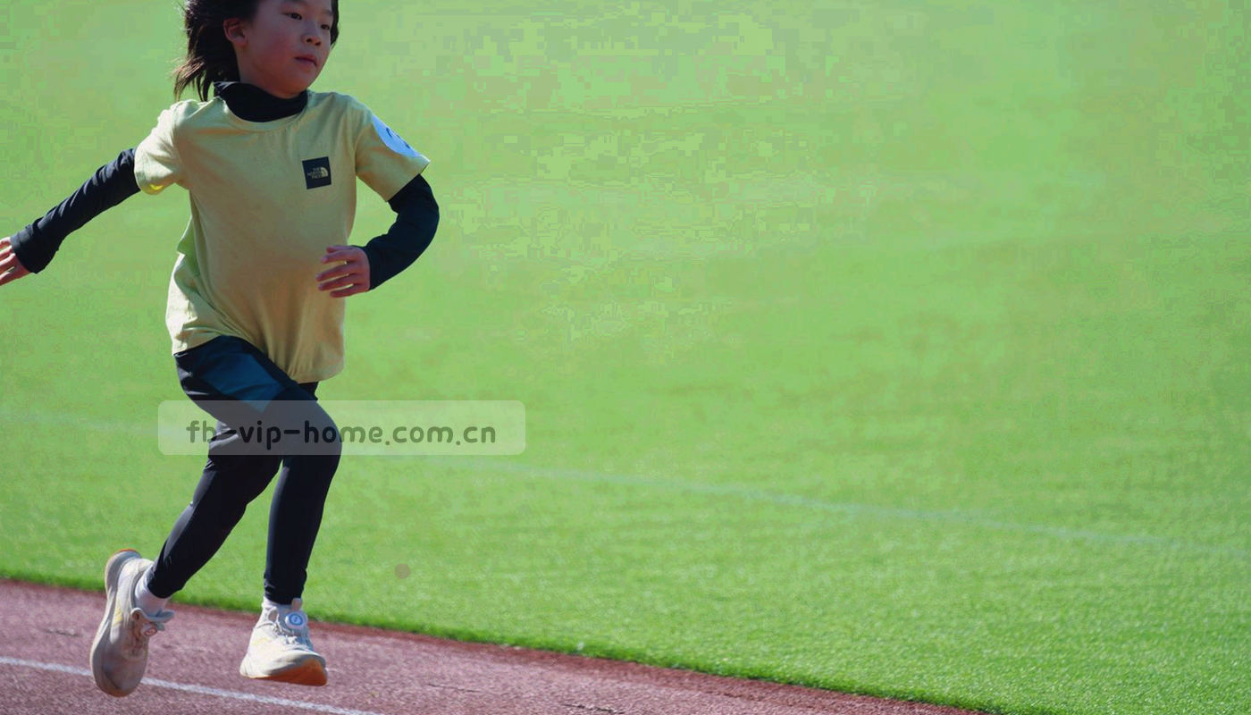 不同尺寸屏幕并置的暗色界面示意图，无品牌标识